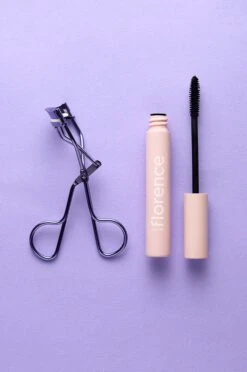 The It Curl Eyelash Curler -Justcuts Online Shop FBM EYELASHCURLER MASCARA SYTLIZED 2700x4070 5fbd267d ce2f 47cc 94d3 6b587d5b5bd7