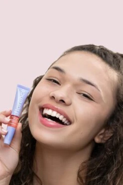 Glow Yeah Hydrating Lip Oil -Justcuts Online Shop FLORENCE0586Crop WDS 2700x4070 a8cf3ce6 f24f 4eaa 90b2 edb615647197